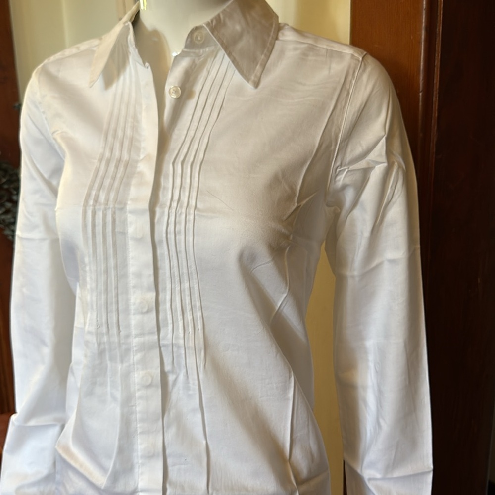 NWT northern reflections size small White Button-Up Shirt
